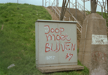 835251 Afbeelding van een elektriciteitskast in het Stadion Galgenwaard (Stadionplein) te Utrecht met de tekst Joop ...